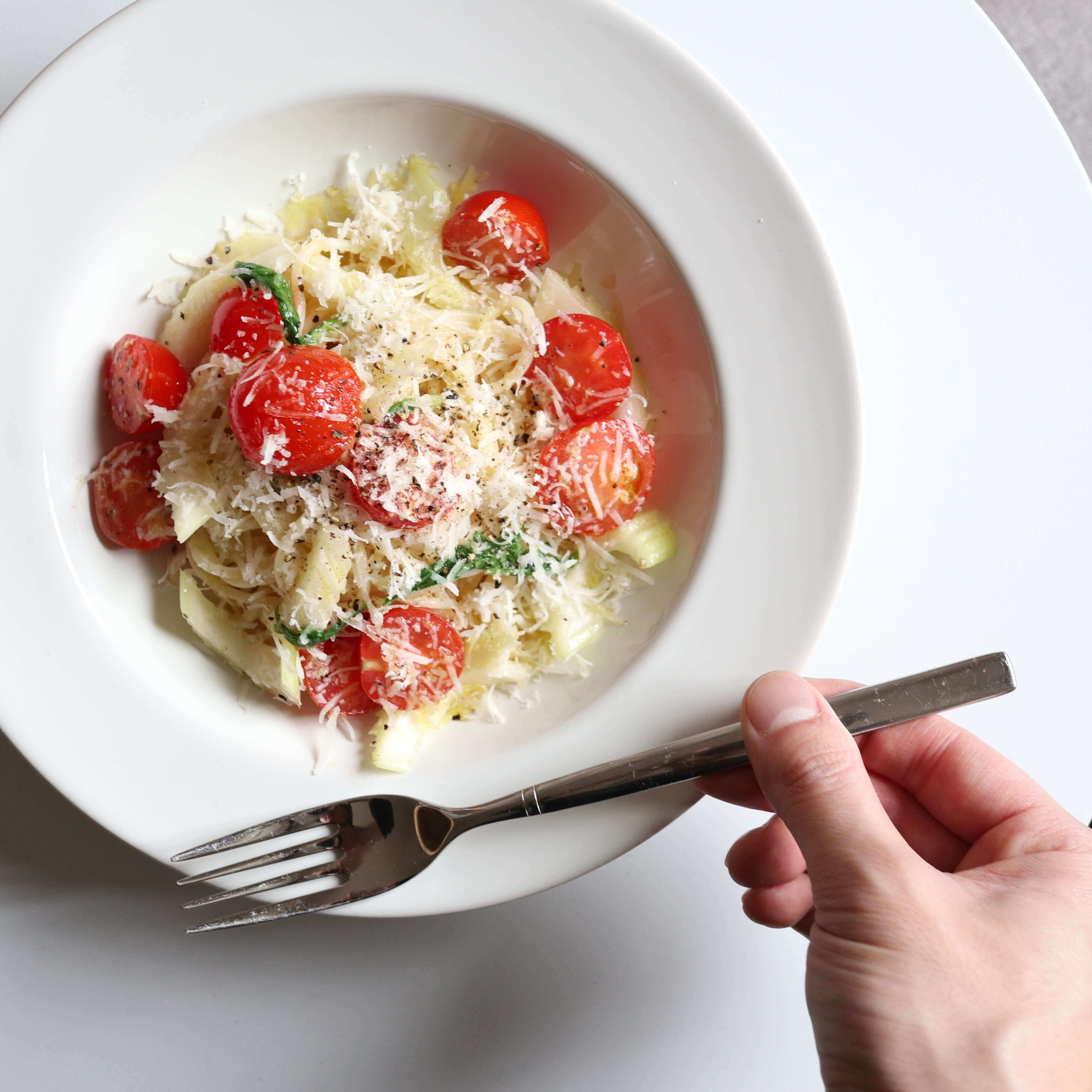【さっぱり美味】トマトとセロリのサラダパスタのレシピ