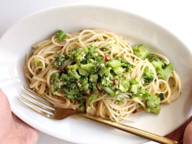 【超簡単】くたくたブロッコリーのペペロンチーノのレシピ/作り方