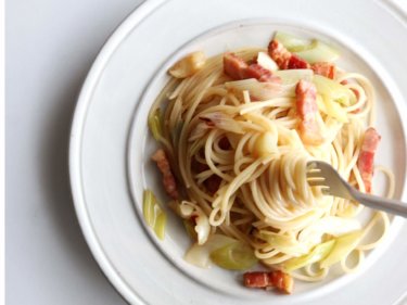 【トースターで簡単】長ねぎとベーコンのオイルパスタのレシピ/作り方