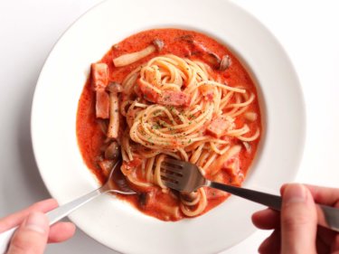 【牛乳で簡単】しめじとベーコンのトマトクリームパスタのレシピ/作り方