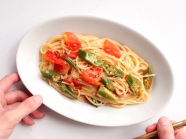 【蓋して簡単】オクラとトマトの夏パスタのレシピ/作り方