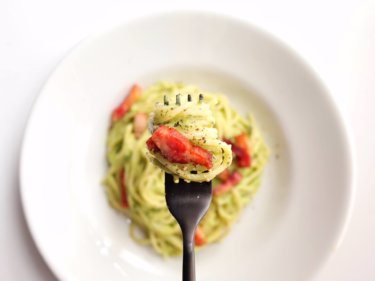 【簡単美味しい】カリカリベーコンのアボカドパスタのレシピ/作り方