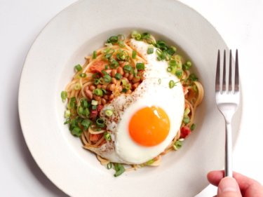 【お手軽ランチに】カリカリベーコンと納豆のパスタのレシピ/作り方