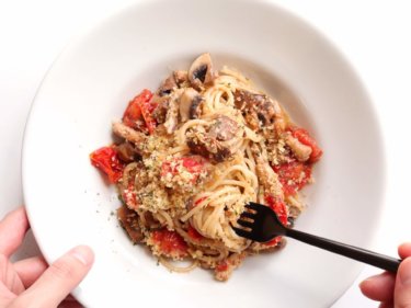 【新食感】鰯缶とミニトマトの旨味パスタのレシピ/作り方