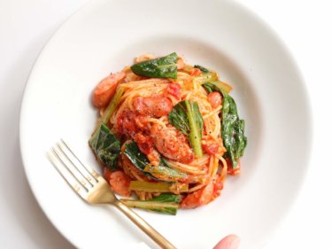 【絶品】小松菜とソーセージのトマトパスタのレシピ/作り方