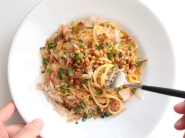 【混ぜて簡単】納豆と鰹節のカルボナーラ風パスタのレシピ/作り方