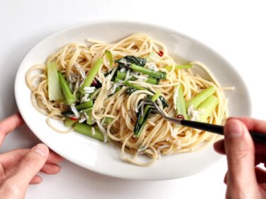 【簡単ランチ】小松菜としらすのペペロンチーノのレシピ/作り方