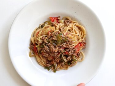 【茗荷でさっぱり】夏野菜とひき肉のオイルパスタのレシピ/作り方