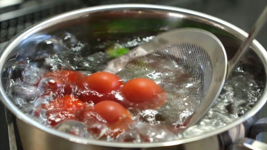 ミニトマトを湯引きしている