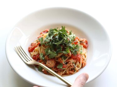【パクチーで絶品】ツナとトマトのタイ風冷製パスタのレシピ/作り方