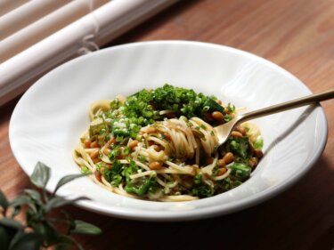 【混ぜるだけ】オクラとめかぶの納豆パスタのレシピ/作り方