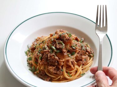 【10分で作れる】牛肉と玉ねぎのデミ風パスタのレシピ/作り方